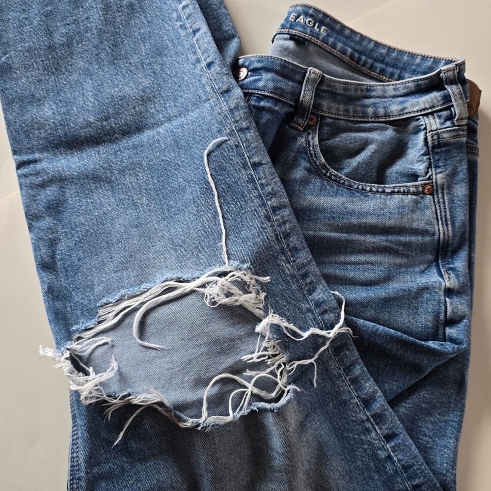 American Eagle Outfitters Light Wash Distressed Straight Leg Jeans - Picture 9 of 10
